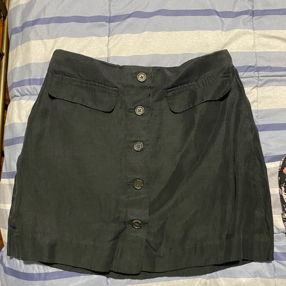 J crew lined skirt in navy blue. Back zipper & 2 front pockets